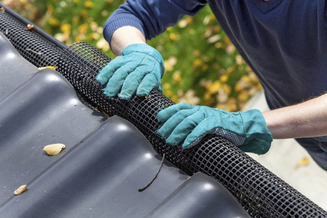 Installing gutter instalation